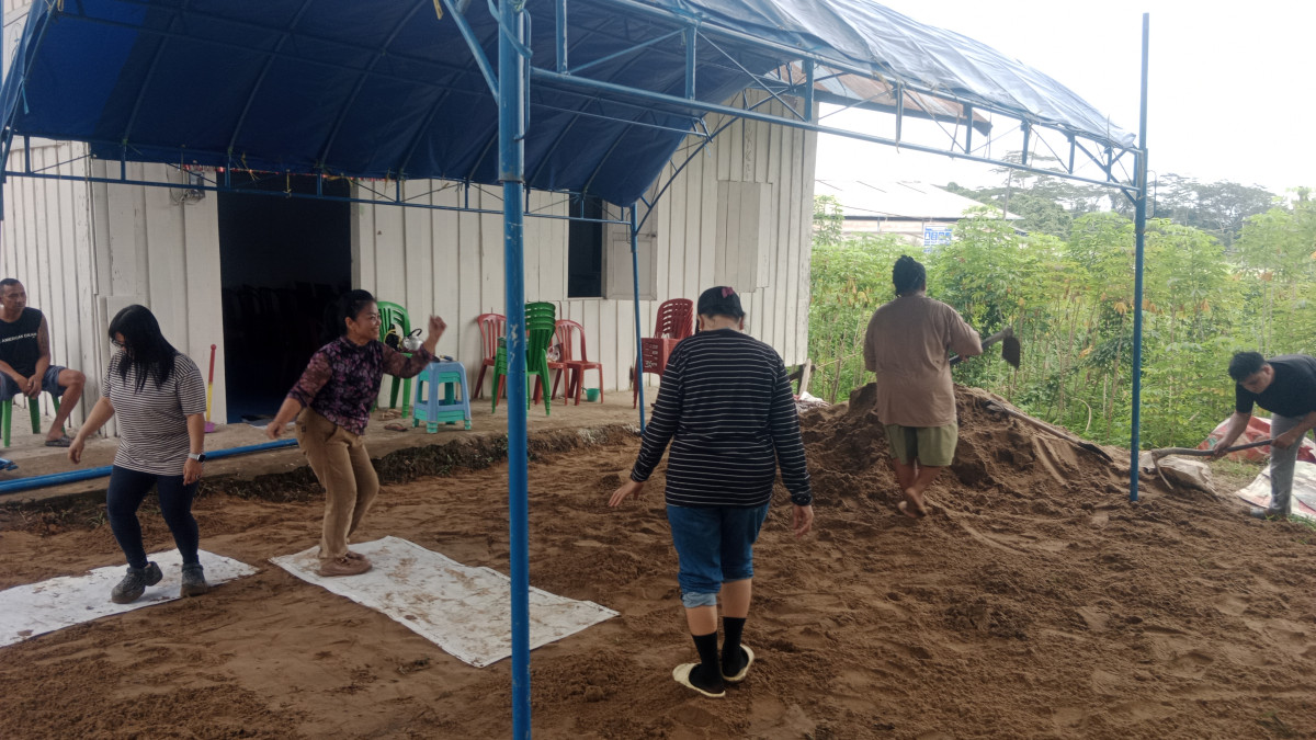 Kerja bakti di gereja