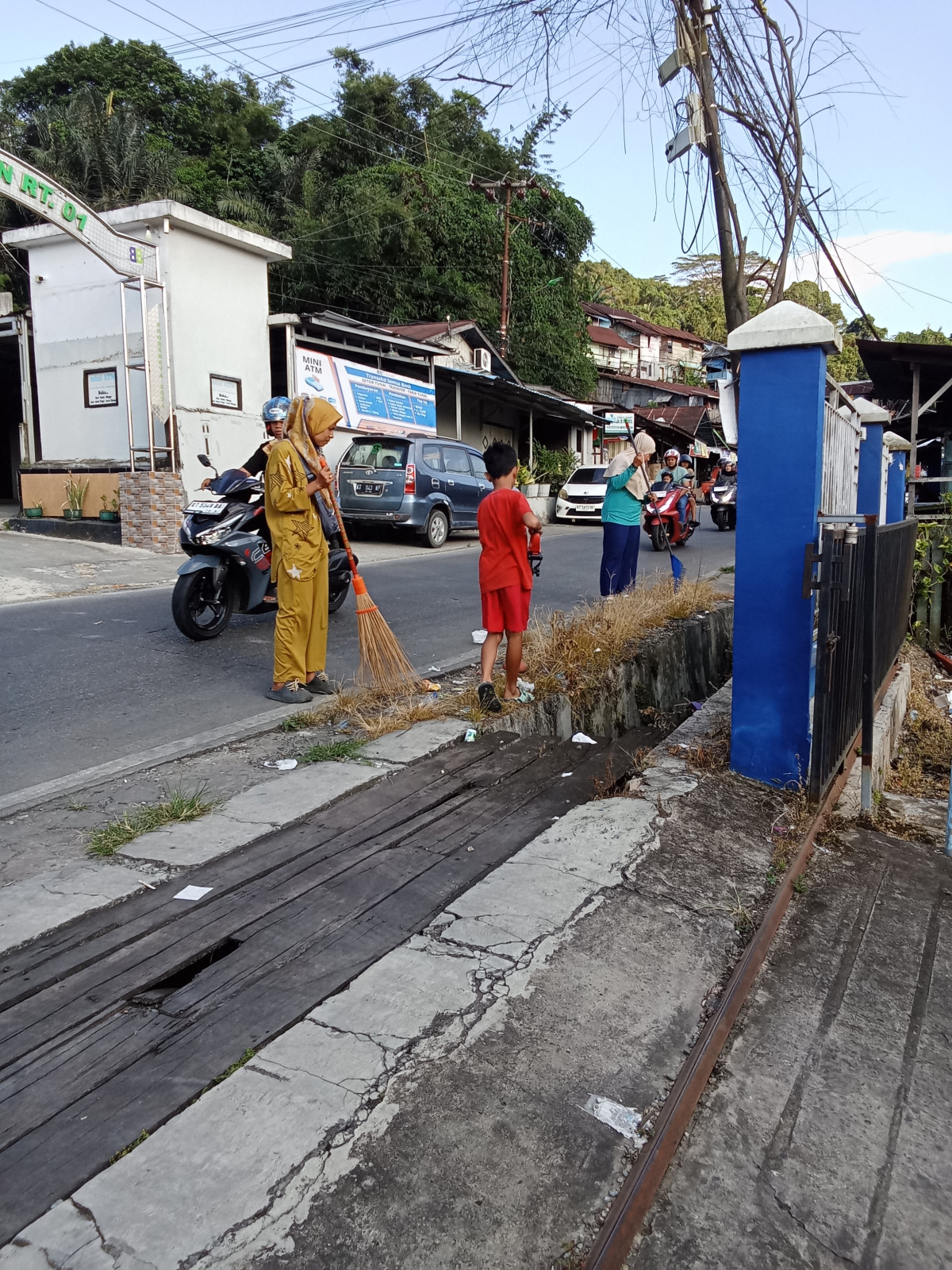Membersihkn lingkungan sekitar