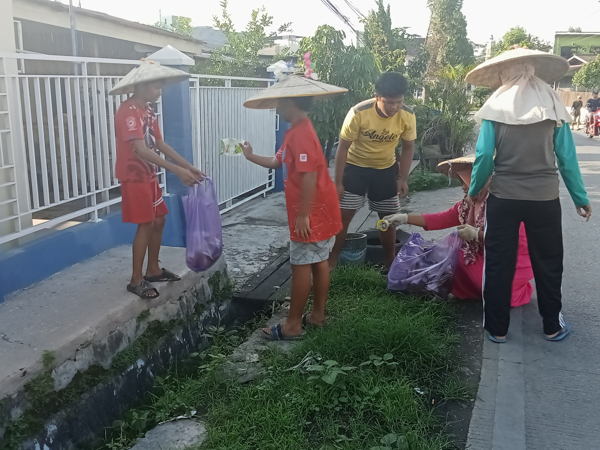 Kerja bakti membersihkn sampah plastik