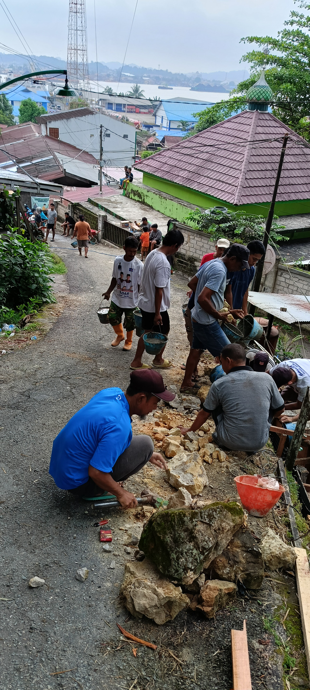 Gotong royong perbaikan parit