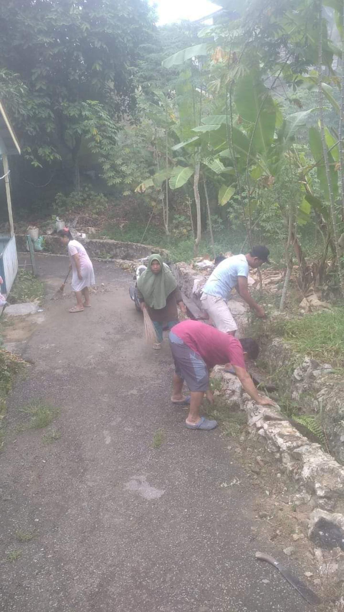 Gotong royong membersihkan lingkungan di wilayah RT 02