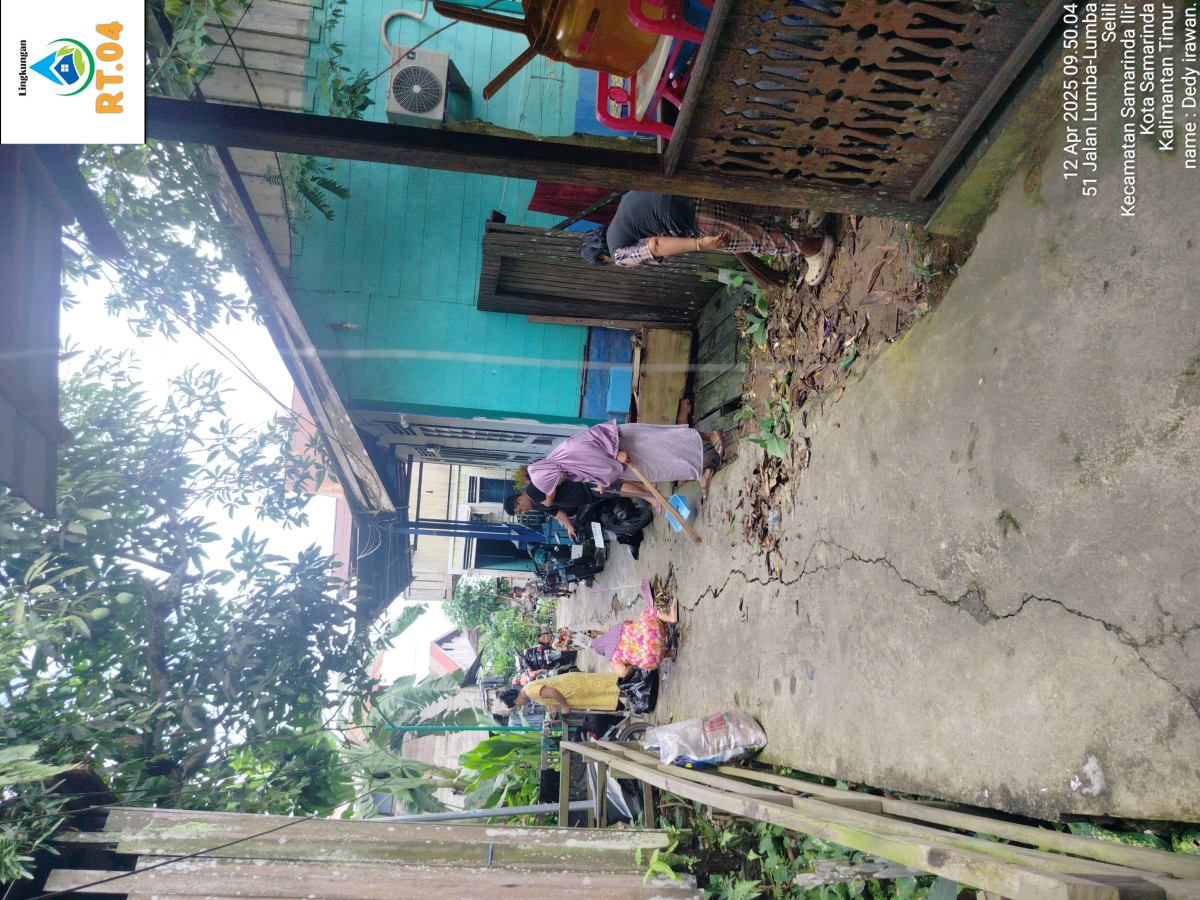 Gorong royong lingkungan gang 06 RT 04