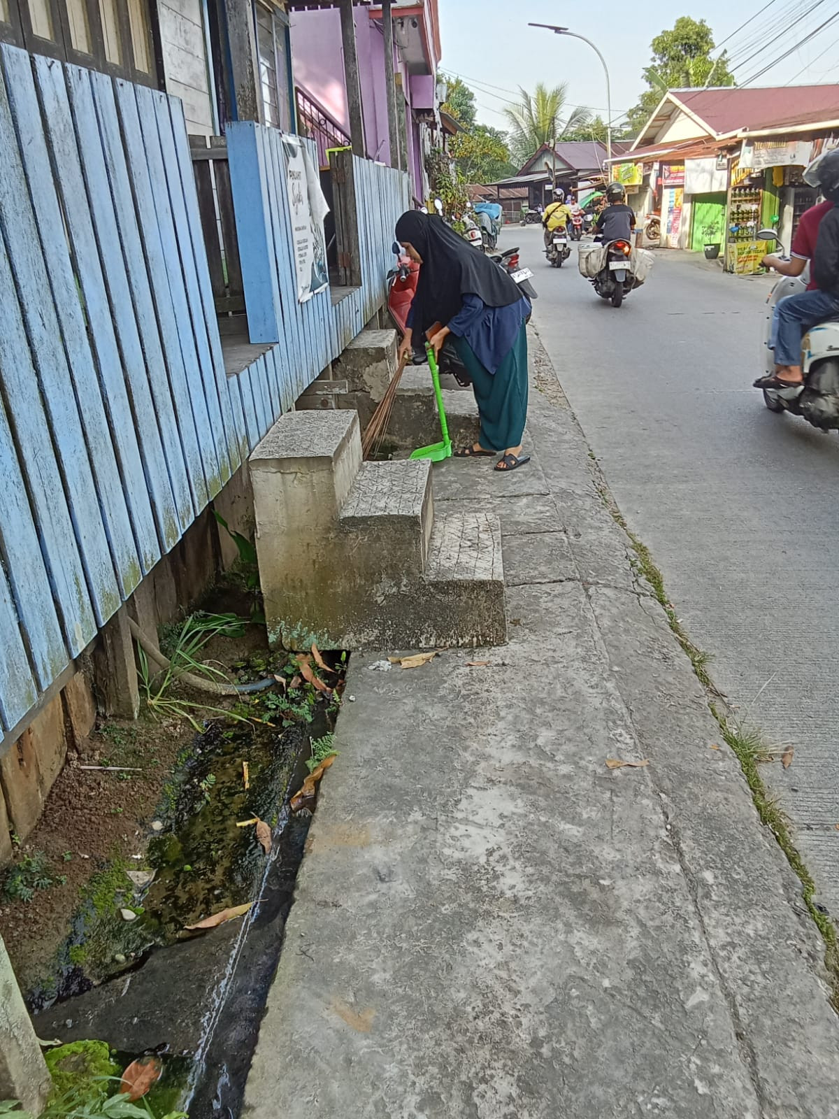 KEGIATAN KERJA BAKTI LINGKUNGAN JALAN LUMBA-LUMBA RT 05 KELURAHAN SELILI
