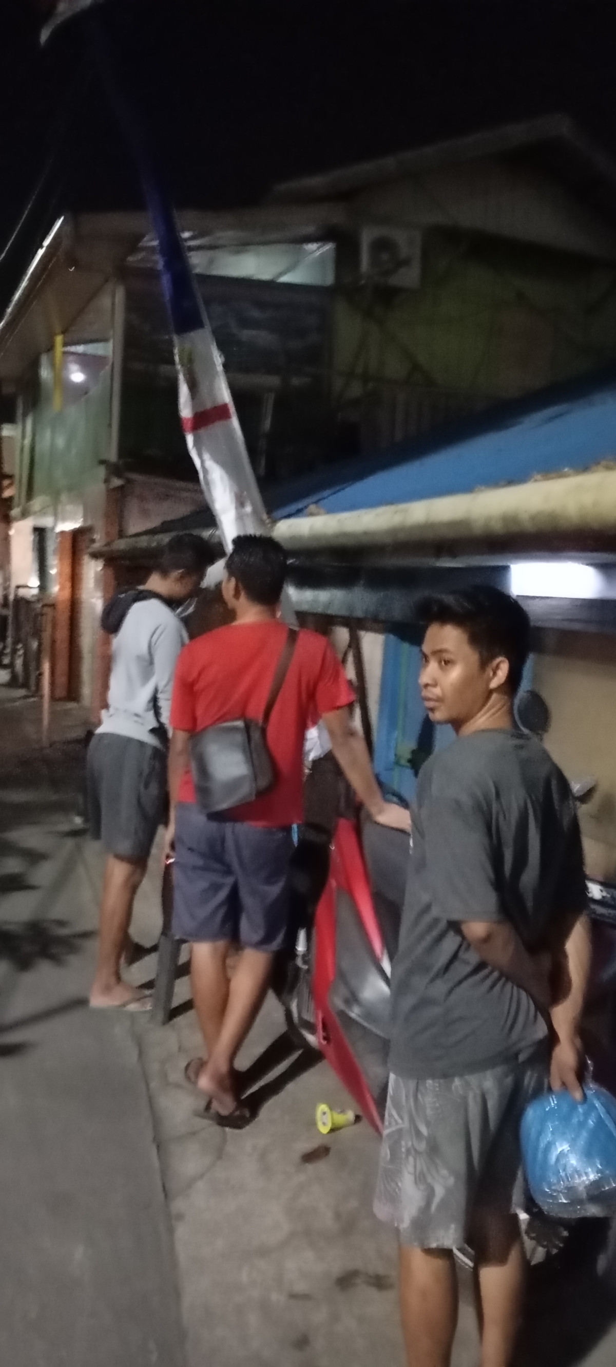 Jl. Lumba-lumba RT 9 pemasangan umbul-umbul dan bendera