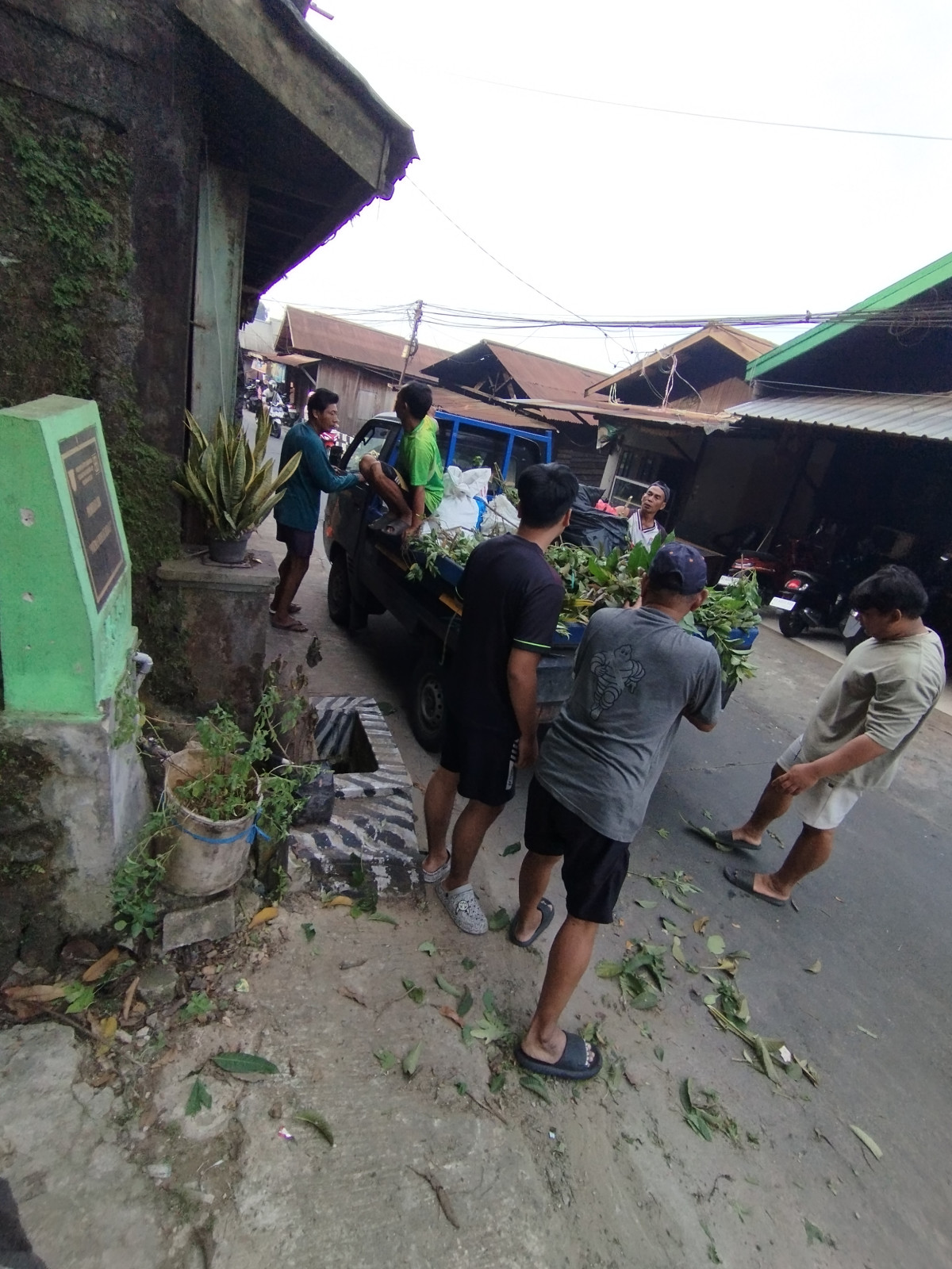 Gotongroyong membersihkan lingkungan RT 10