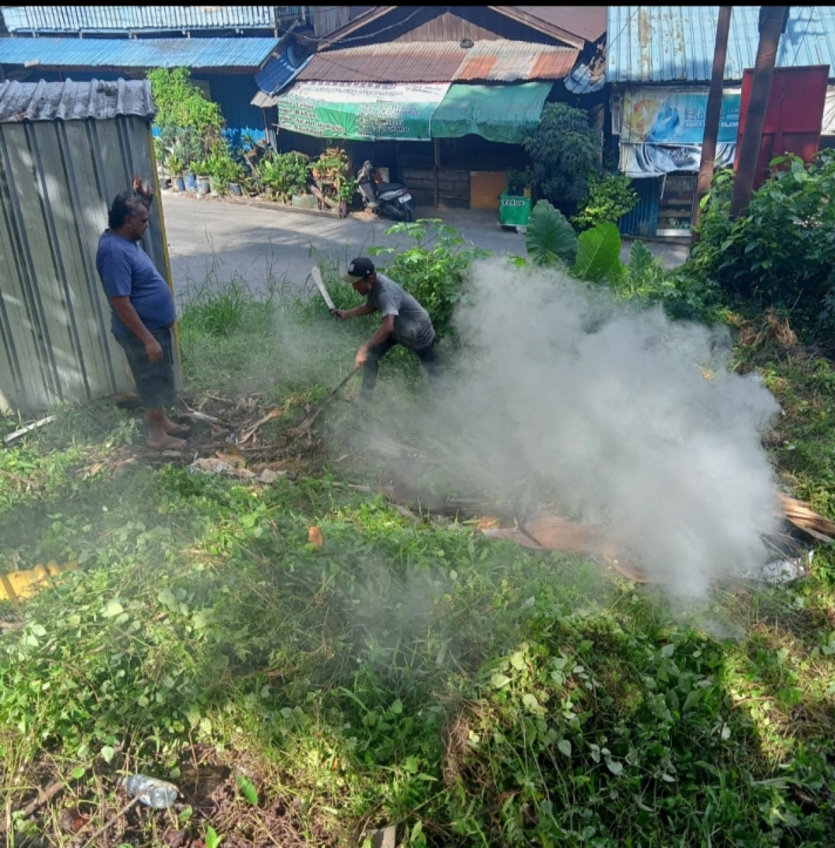 Kerja bakti dijalan lumba-lumba RT 12