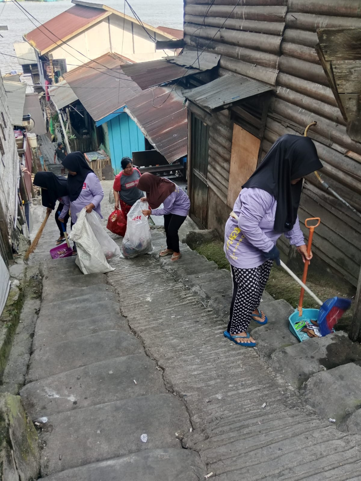 Membersihkan lingkungan gang 13 H RT 13 selili
