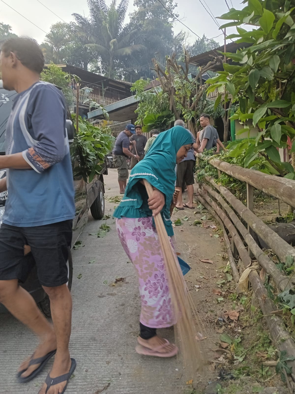 Kerja bakti bersihkan lingkungan