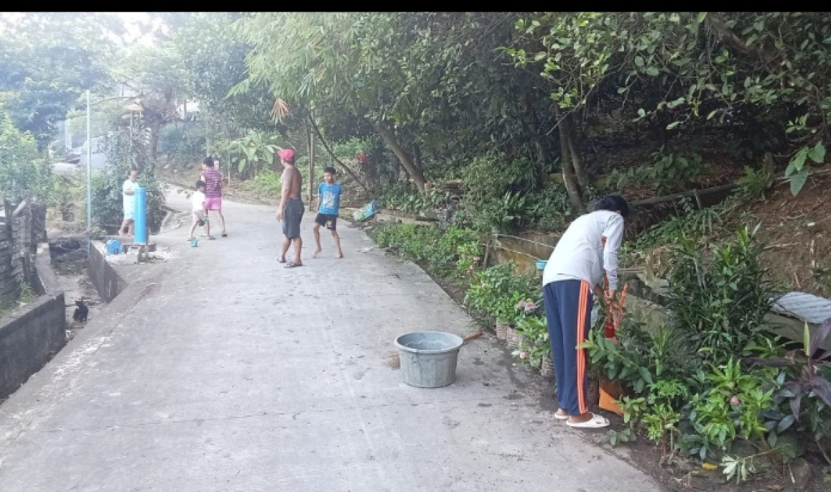 Kerja bakti dijalan lumba-lumba RT 12 selili