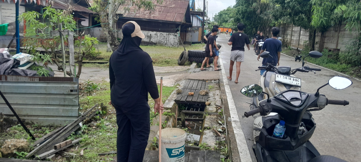 Kerja bakti di jl.sultan alimuddin RT.26 area depan tembok perusahaan
