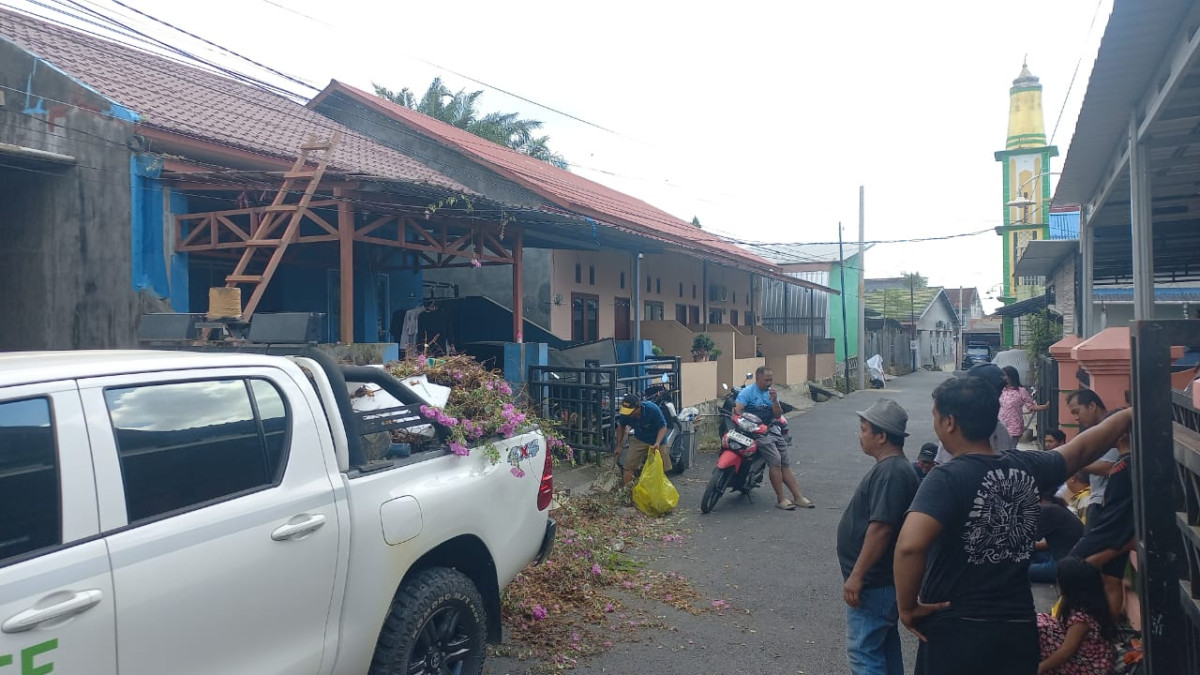 Membersihkan Parit dan memotong rumput