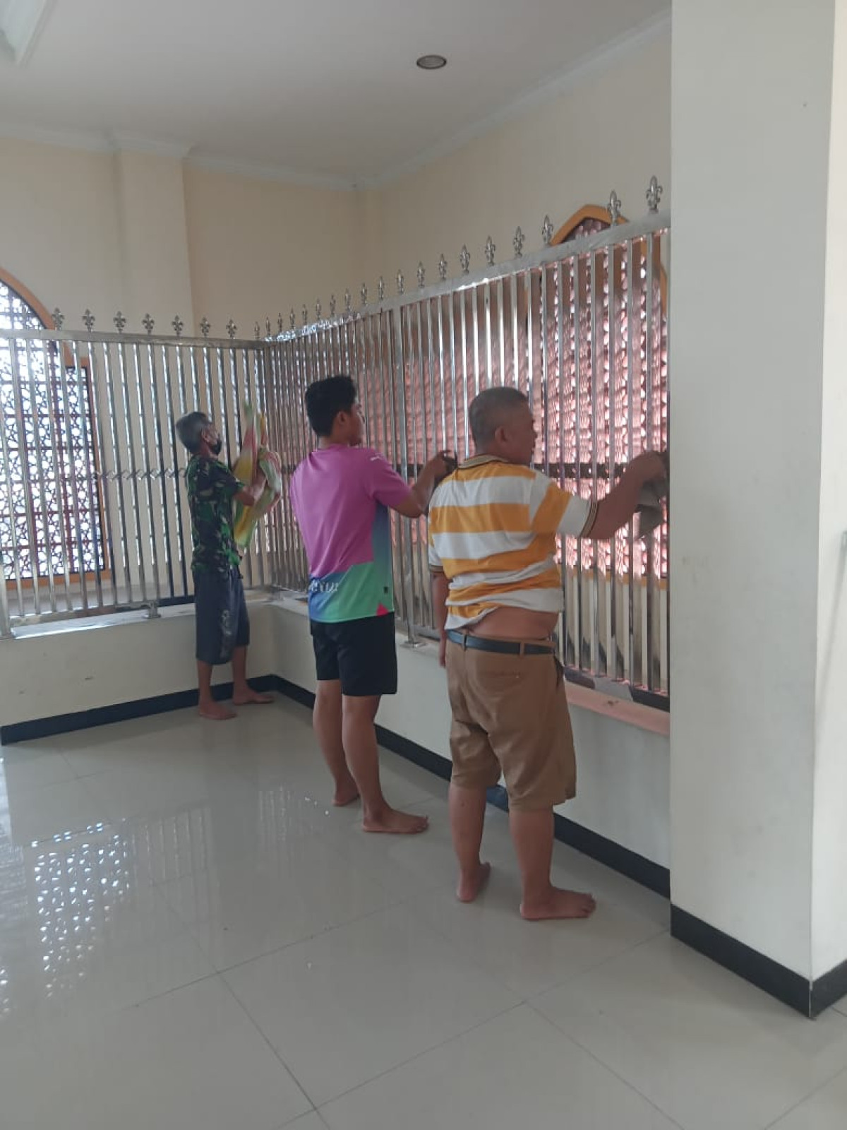 Gotong Royong di Masjid Syifa'ul Qulub