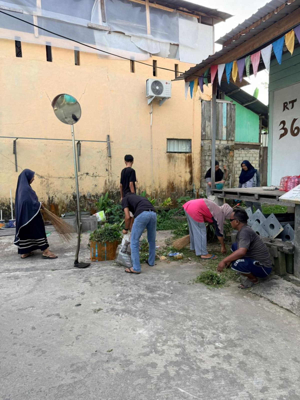Kerja bakti di GG perintis RT 36
