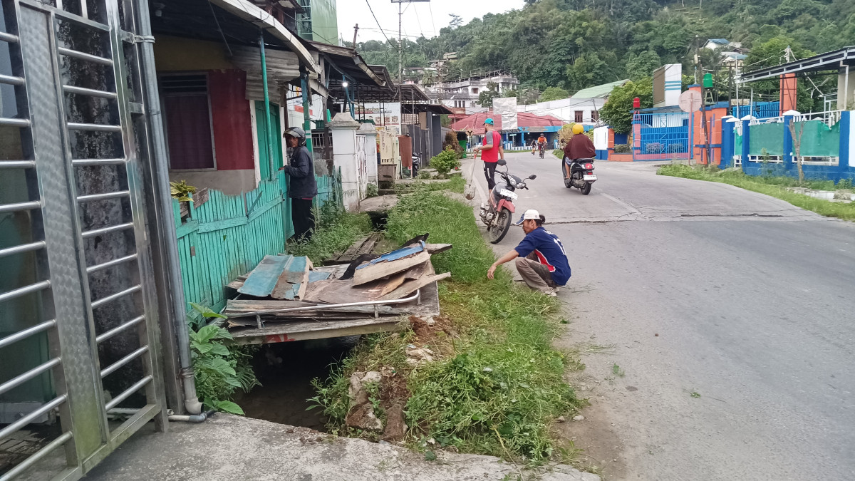 Membersihkan parit di jl gurami rt 01