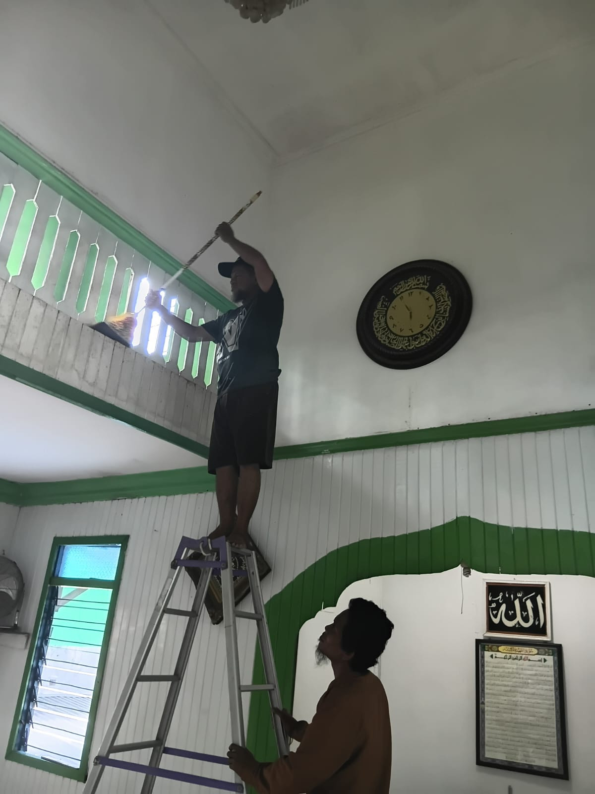 Kerja bakti membersihkan langgar