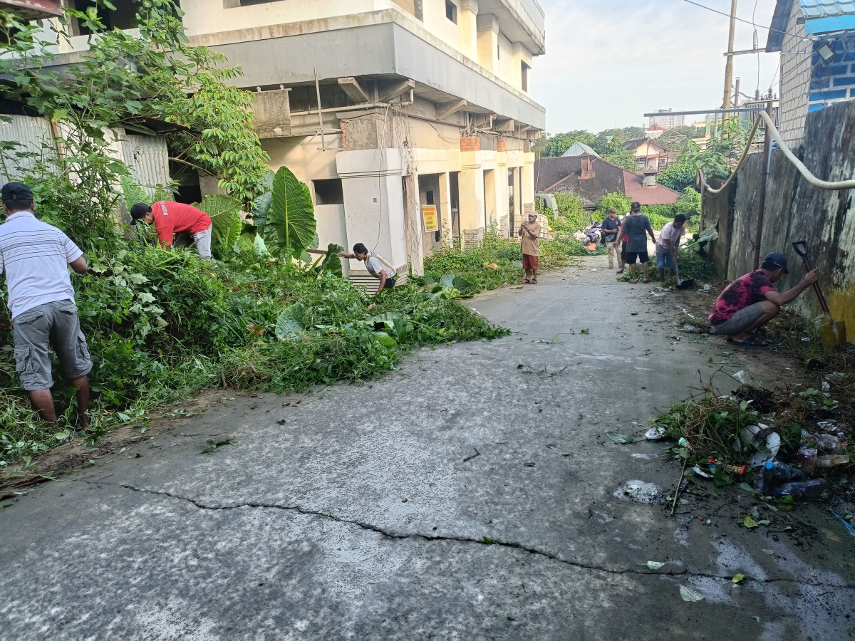 Pembersihan rumput di jalan RT 06