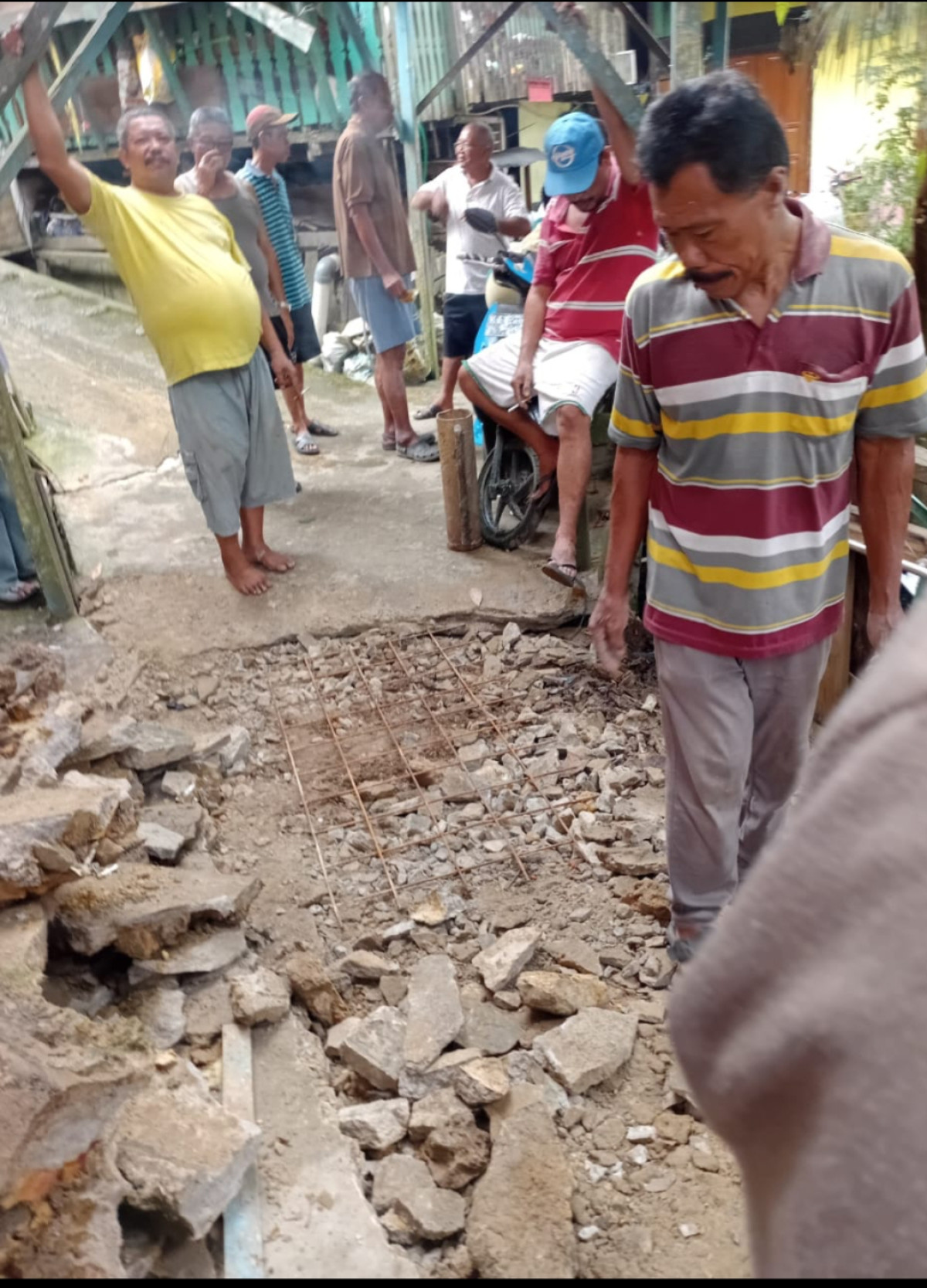 Perbaikan jalan utama yg menghubungkan RT 06 17 dan 24