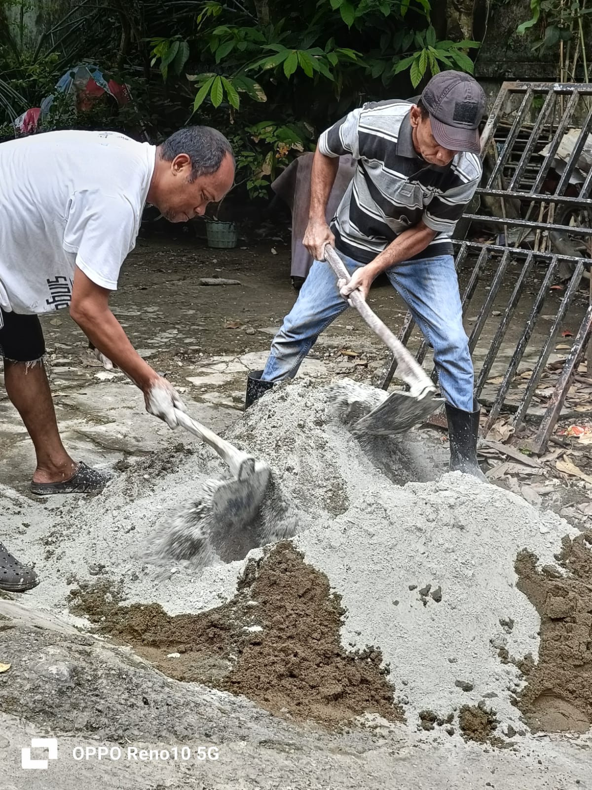 Perbaikan jalan utama yg longsor di wilayah RT 06 07 17 dan 24