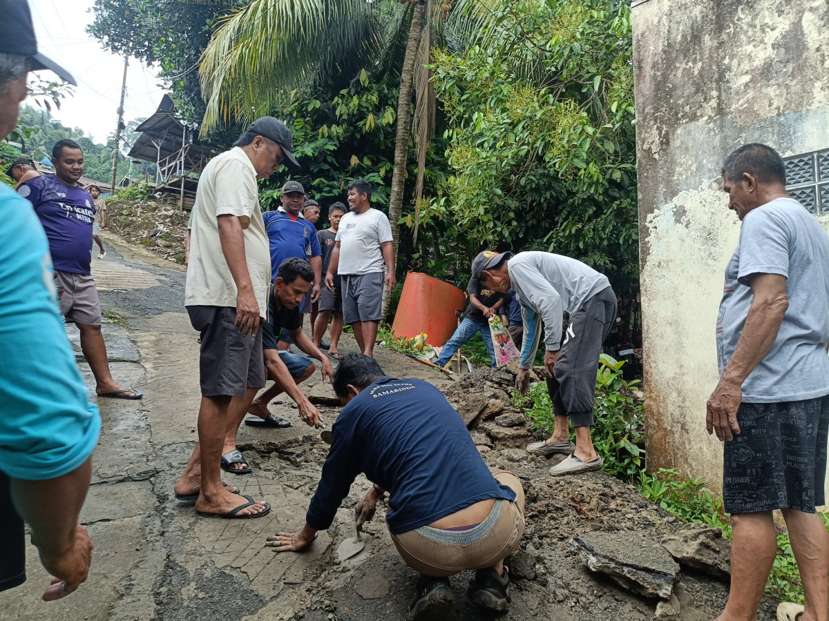 Perbaikan jalan utama yang amblas