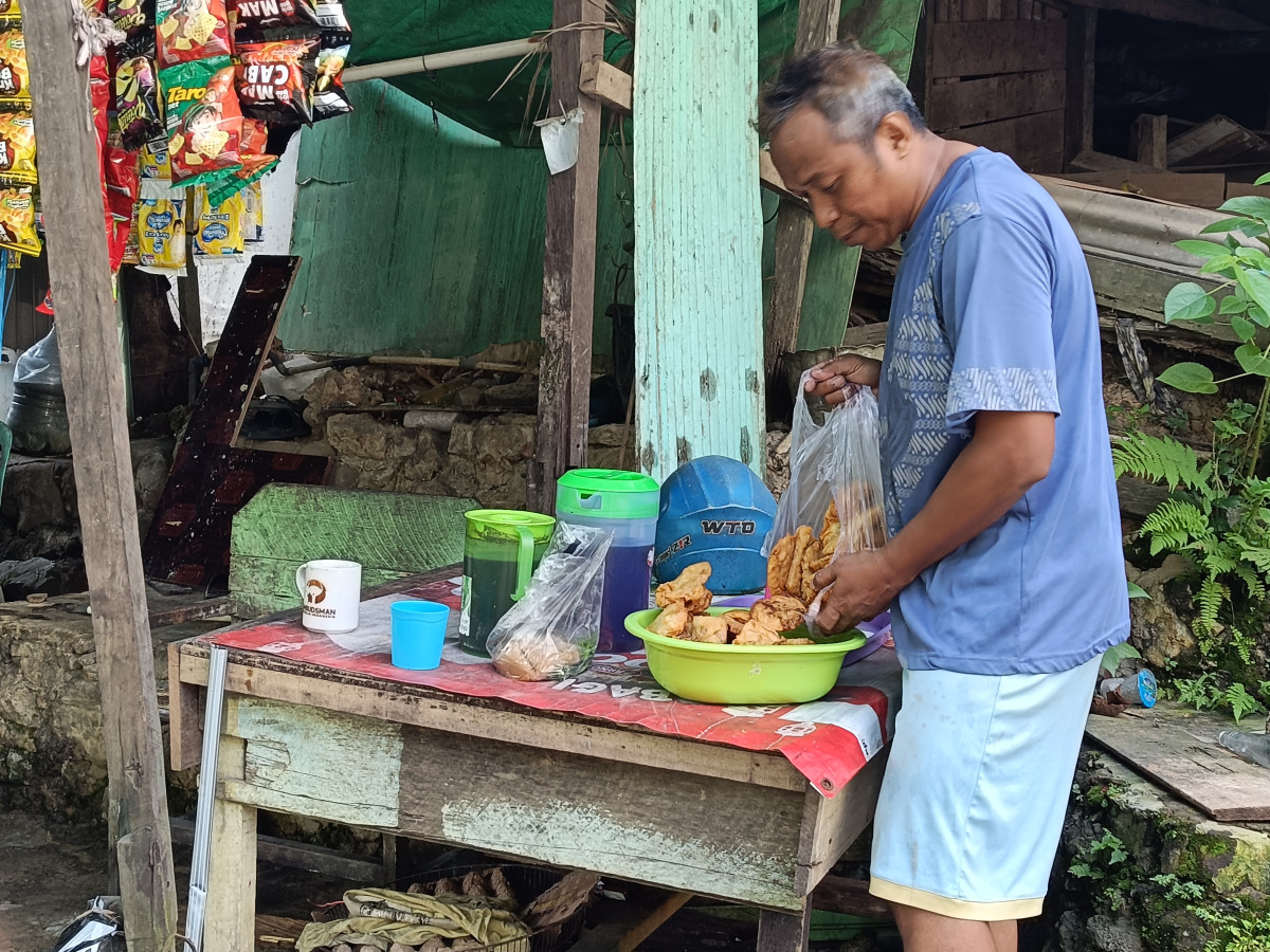 Perbaikan jalan utama yg longsor wilayah RT 06 07 17 24