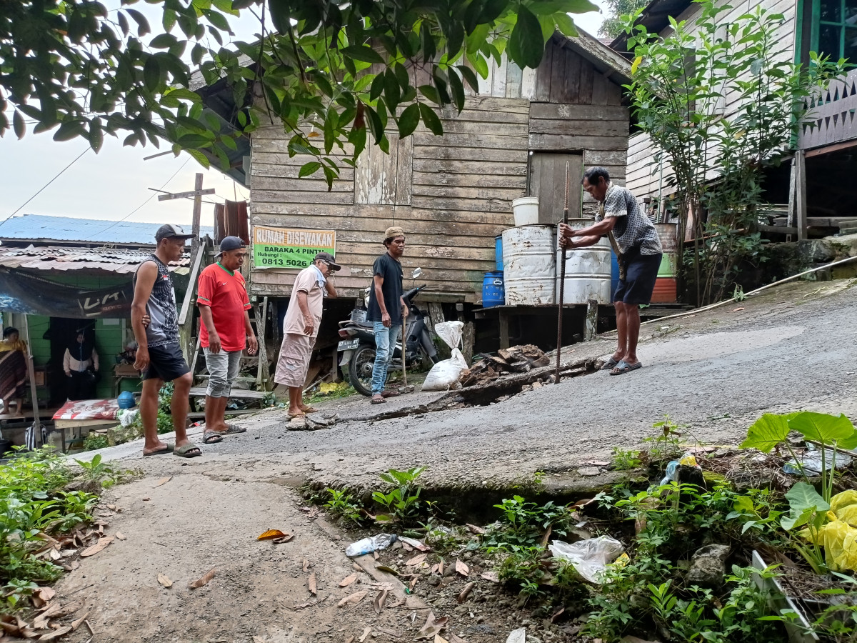 Kerja bakti jalan utama di wilayah RT 06 07 17 dan 24