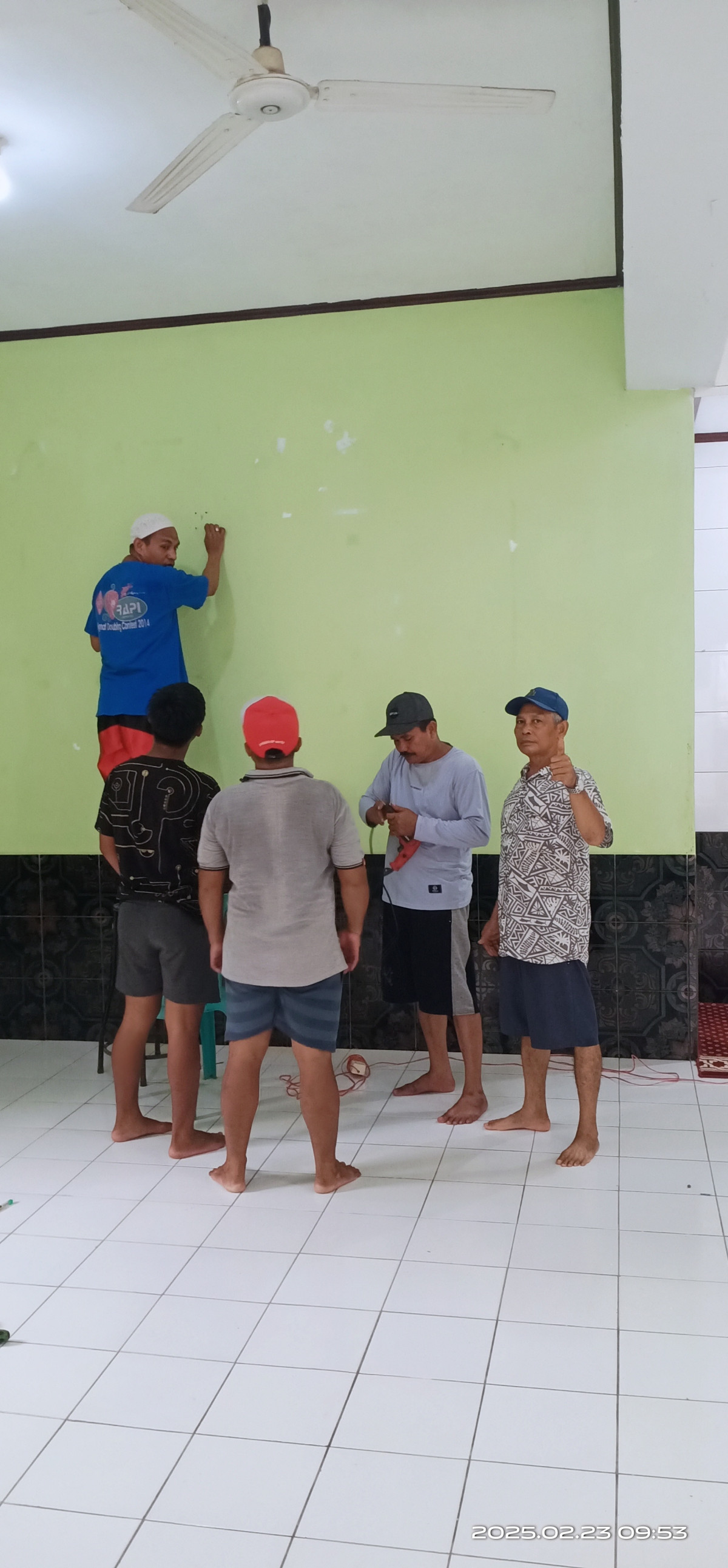 Membersihkan langgar AZ ZUMAR