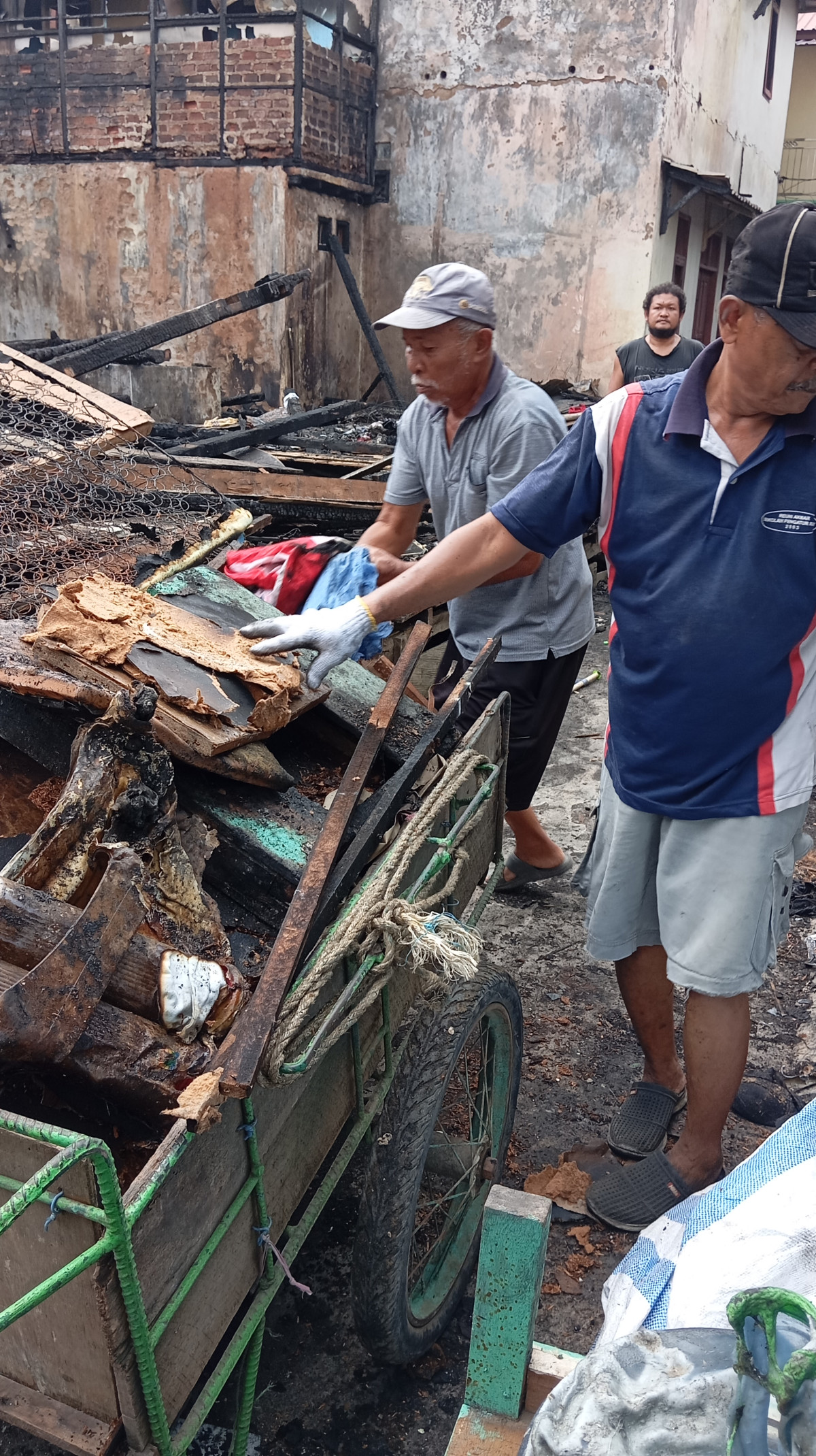 Pembersihan puing kebakaran