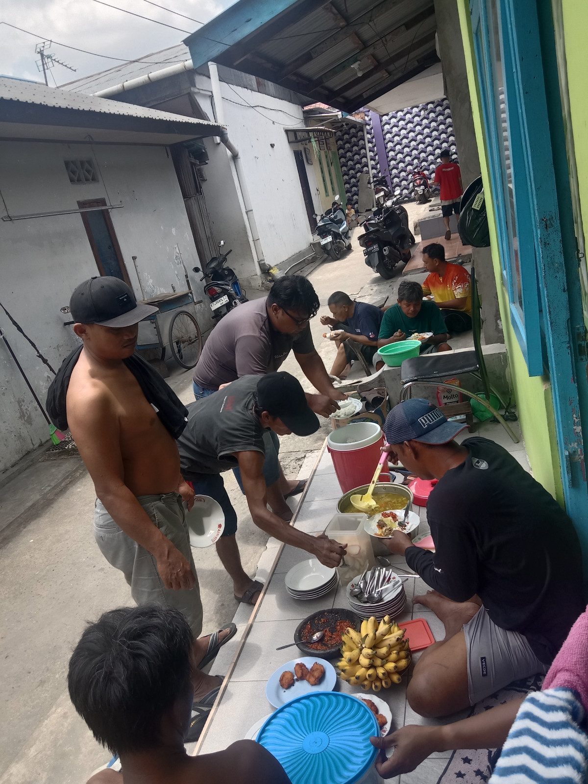 Kegiatan gotong royong di RT 10