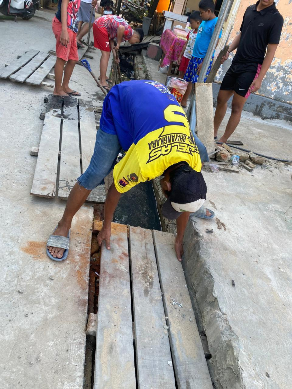 Pembersihan parit rt 11