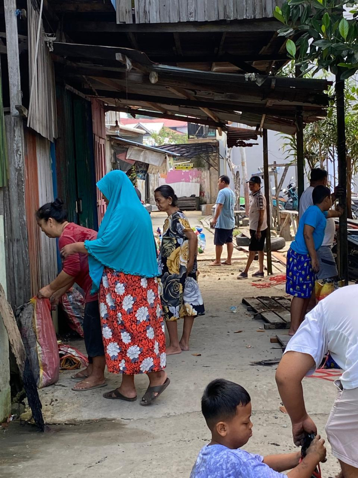 Gotong royong masyarakat rt 11