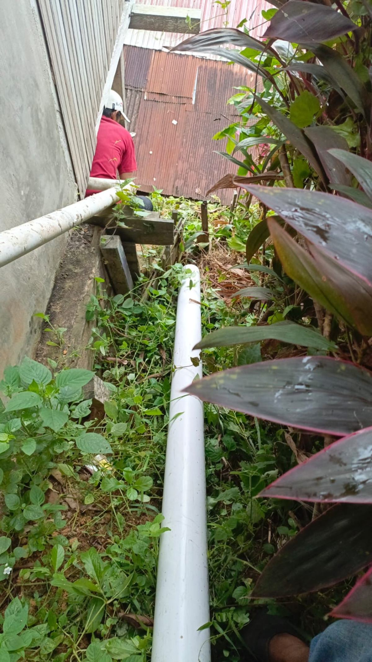 Gotong royong pembuatan  saluran air pipa dilingkungan RT 19