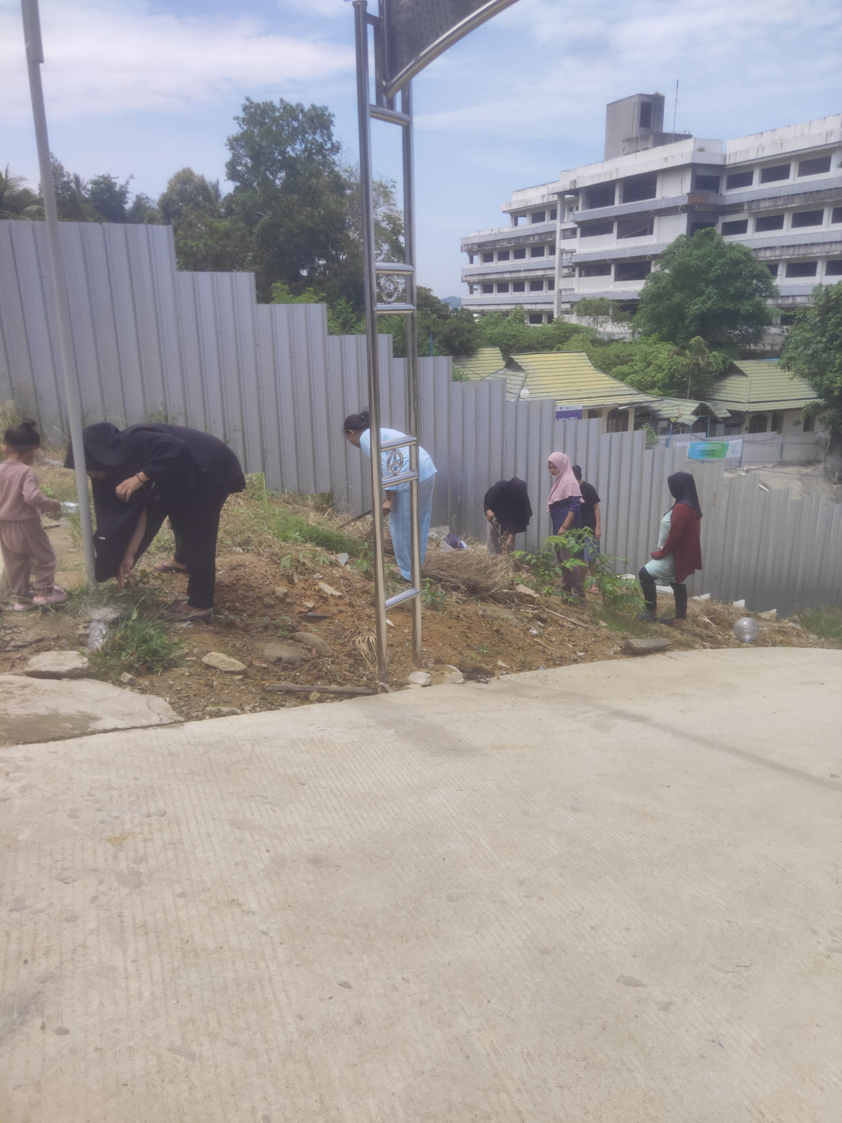 Gotong royong membersihkan jalan