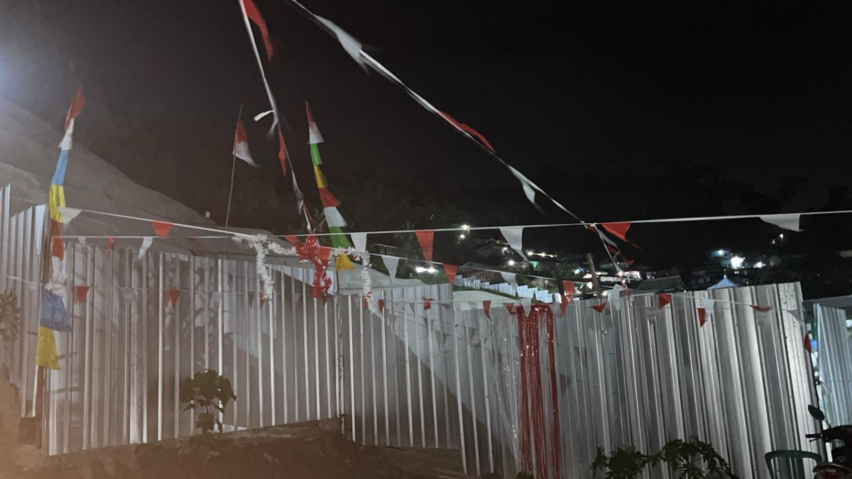 Kerja bakti pemasangan bendera
