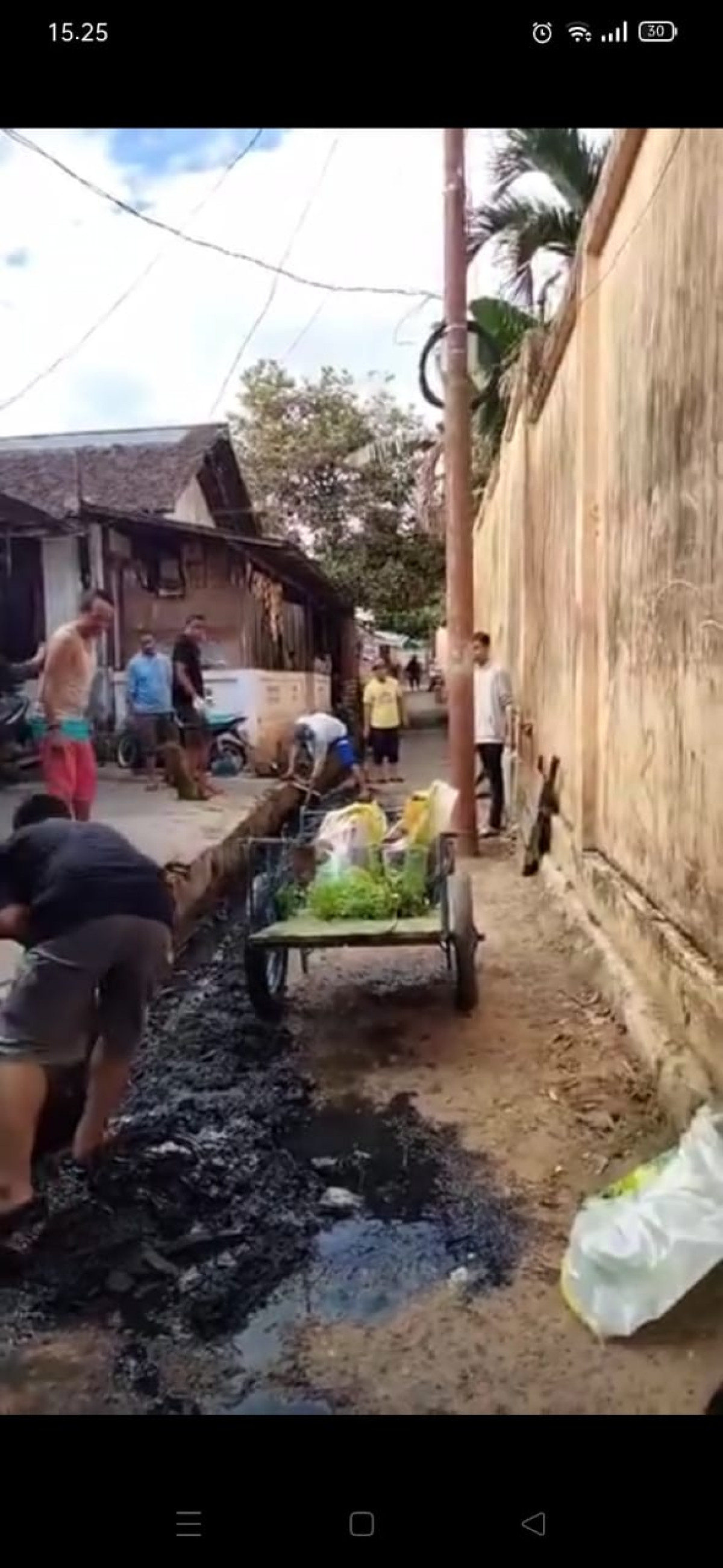 Gotong royong membersihkan parit