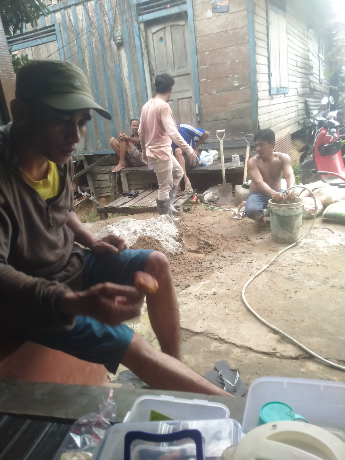 Gotong royong pembersihan dan perbaikan jalan