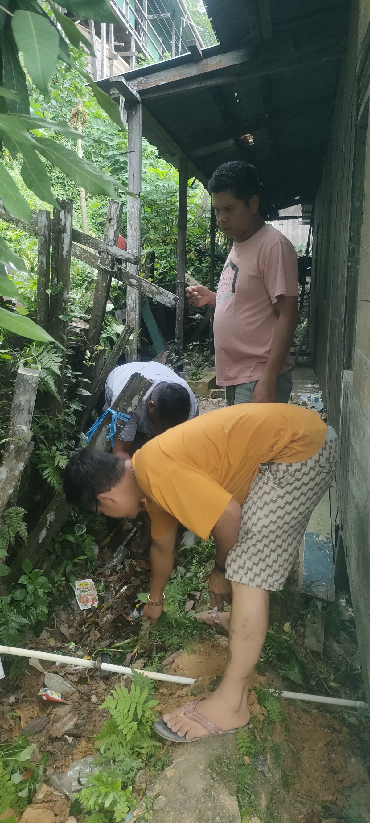 Pemberdian paret dan tempat penyimpanan kursi infentaris warga rt 24