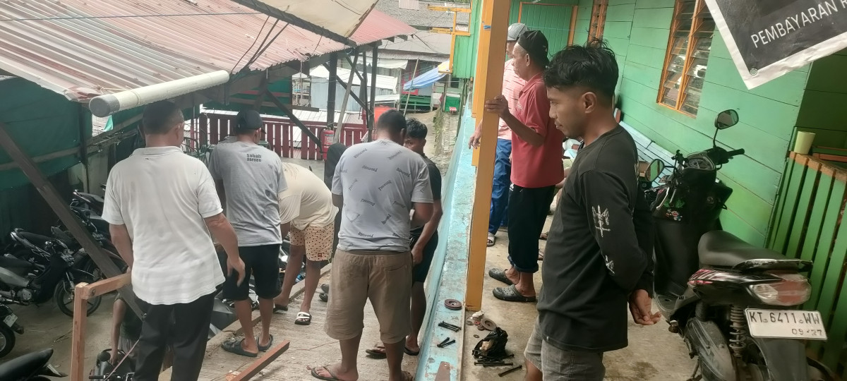 Membuat pagar ulin akses motor