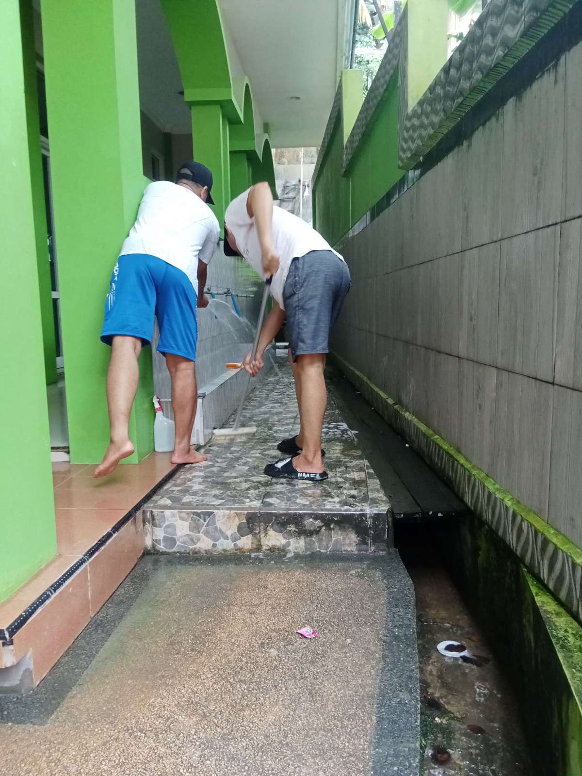 Membersikan langgar