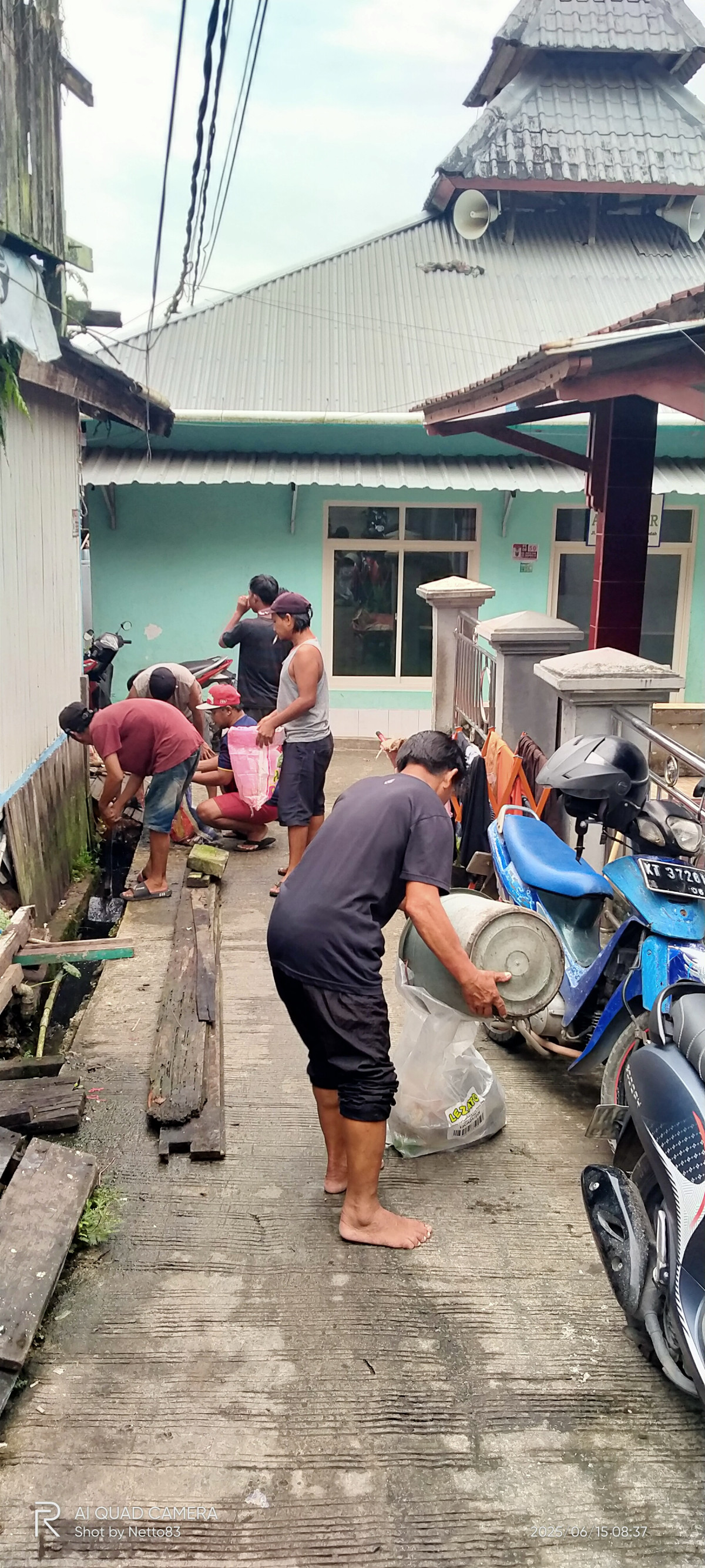 Kerja Bakti 1 Membersihkan Parit Depan Langgar dan Area jln GG.Indah