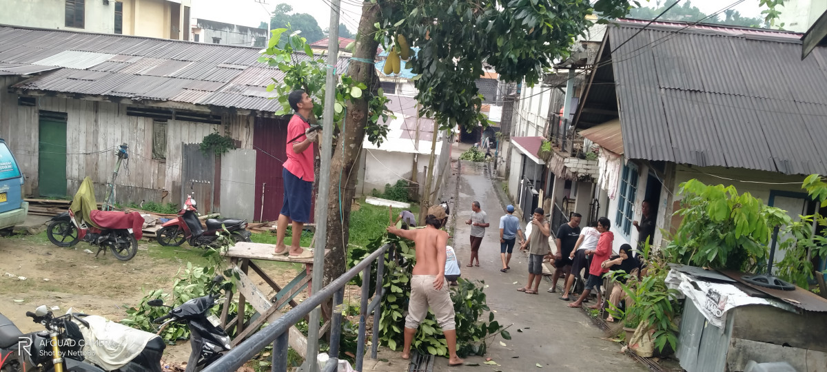 Kerja Bakti 2 Membersihkan jl GG Indah Dan GG Timor Menebang Pohon Nangka dan nyambung pipa yg bocor2