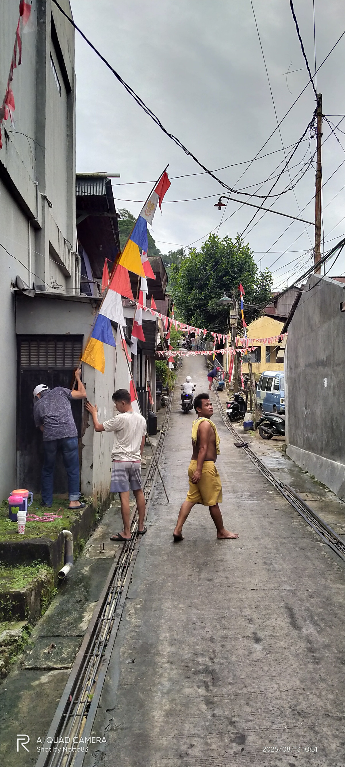Kerja Bakti Bersama Ibu2 Dasma Wisma Dan Anak KKN Serta Memasang Umbul-umbul