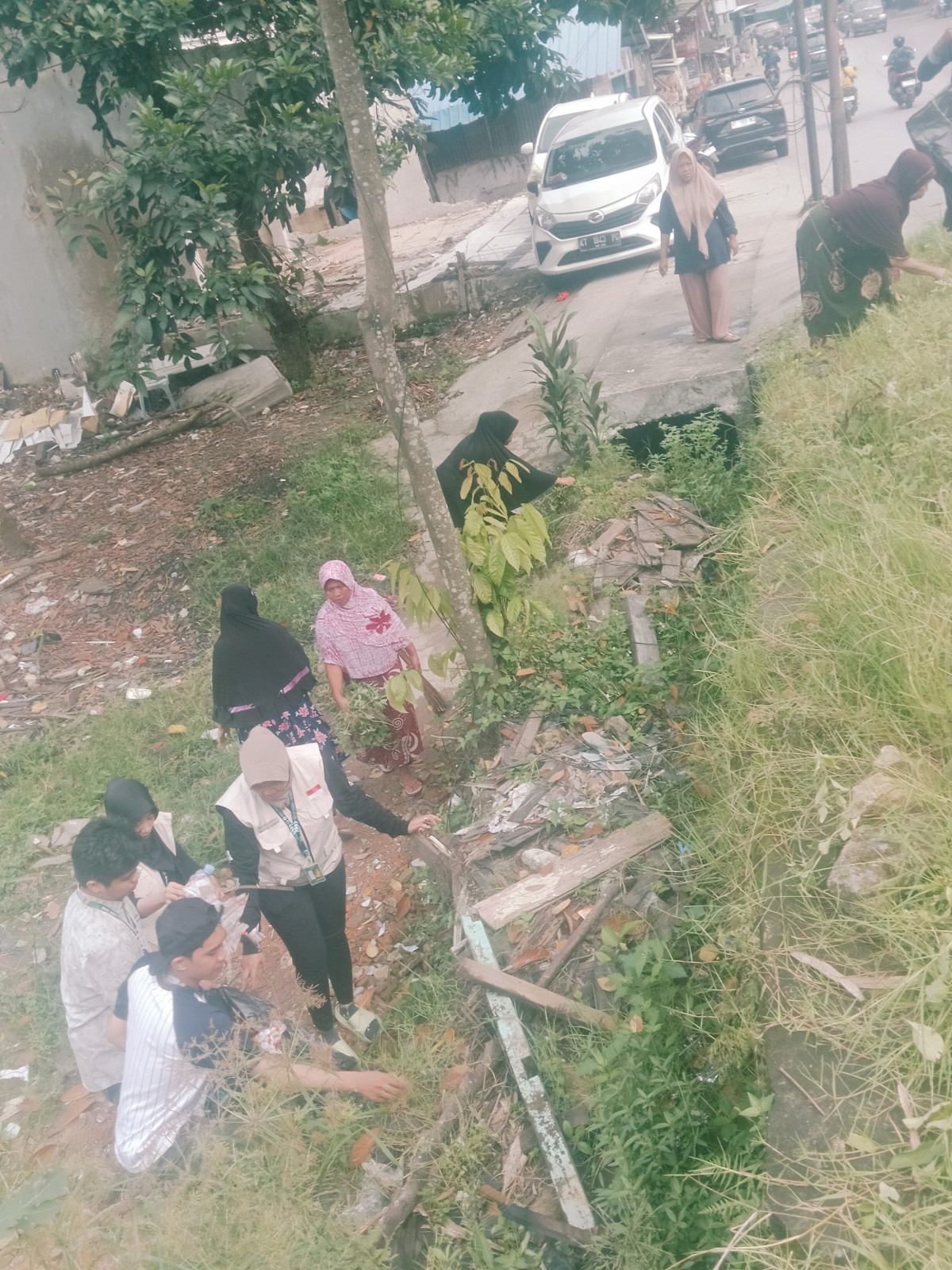 Kerja bakti bersama anak KKN dan warga