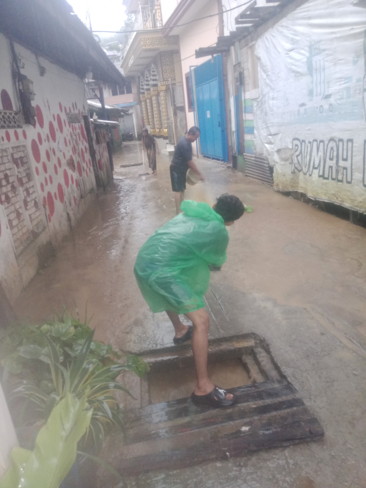 Kerja bakti membersihkan sisa lumpur