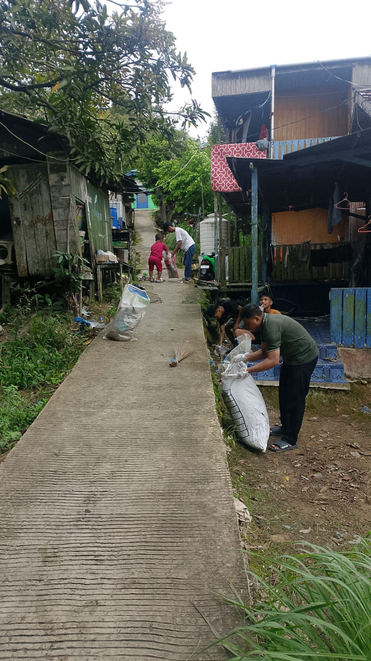 Gotong royong didekat langgar serta dijalan dekat utama