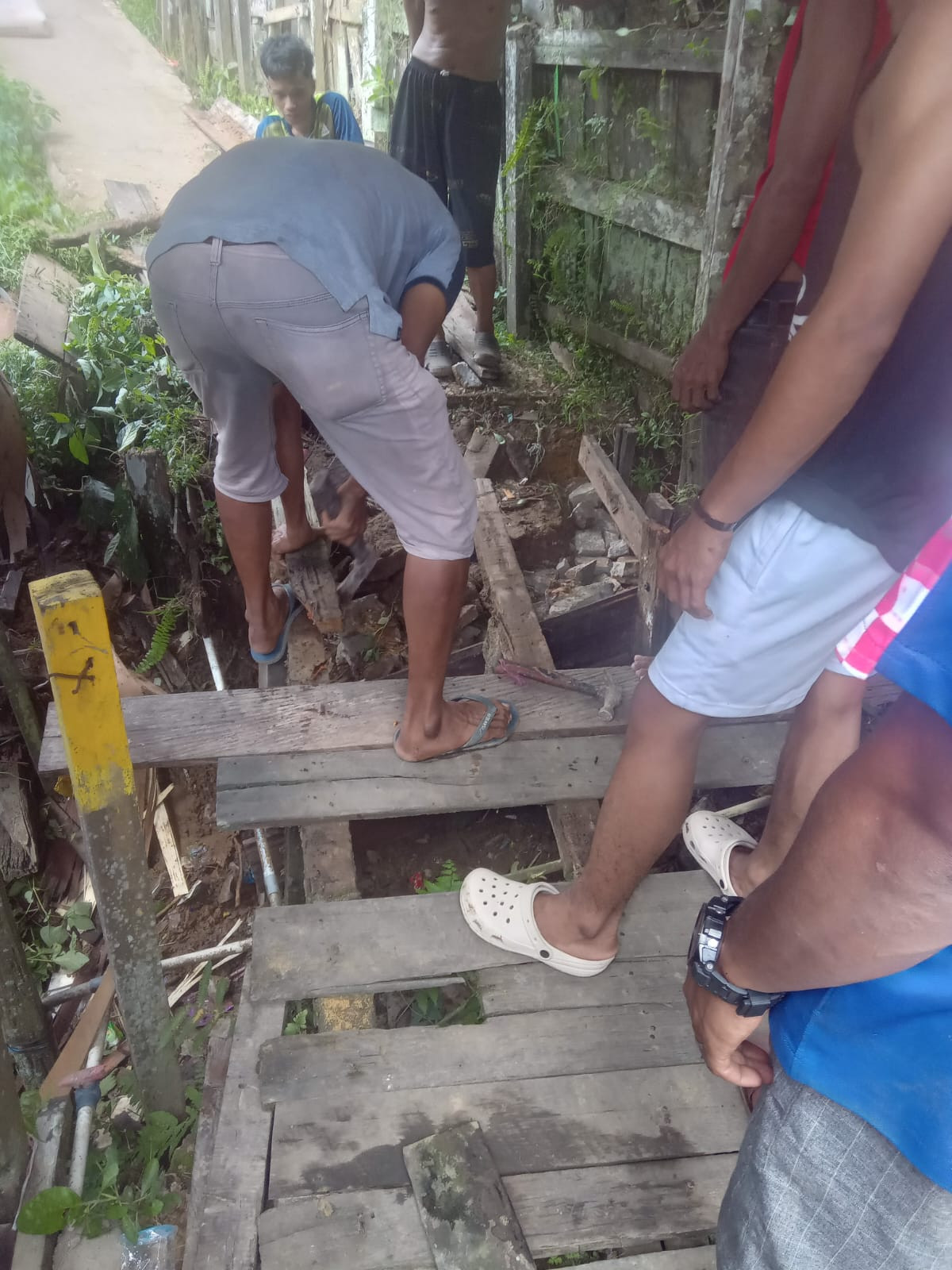 Gotong Royong Perbaikan Jembatan kecil