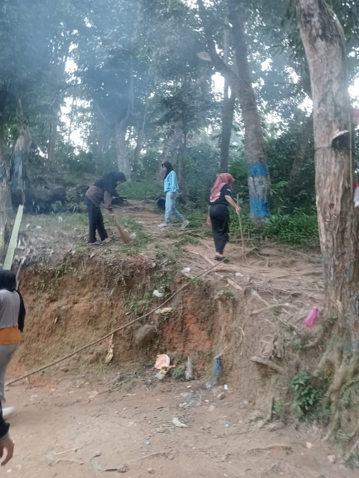Gotong royong membersihkan lapangan umum