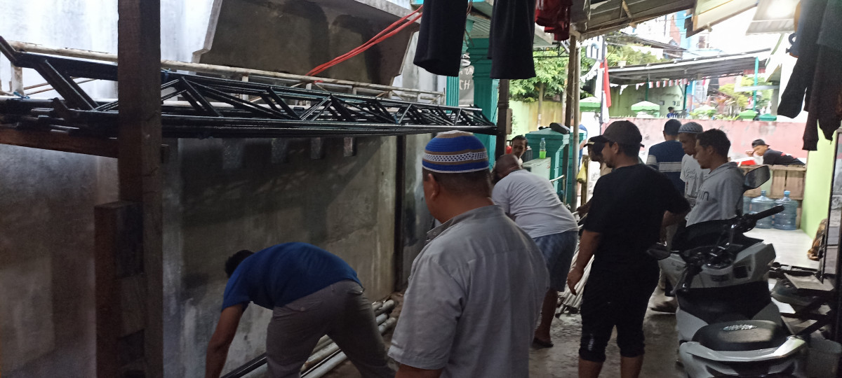 Gotong royong perbaikan pos dan tempat tenda