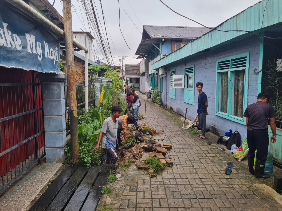 Kerja bakti pembersihan lokasi perbaikan drainase gg.7 rt.06