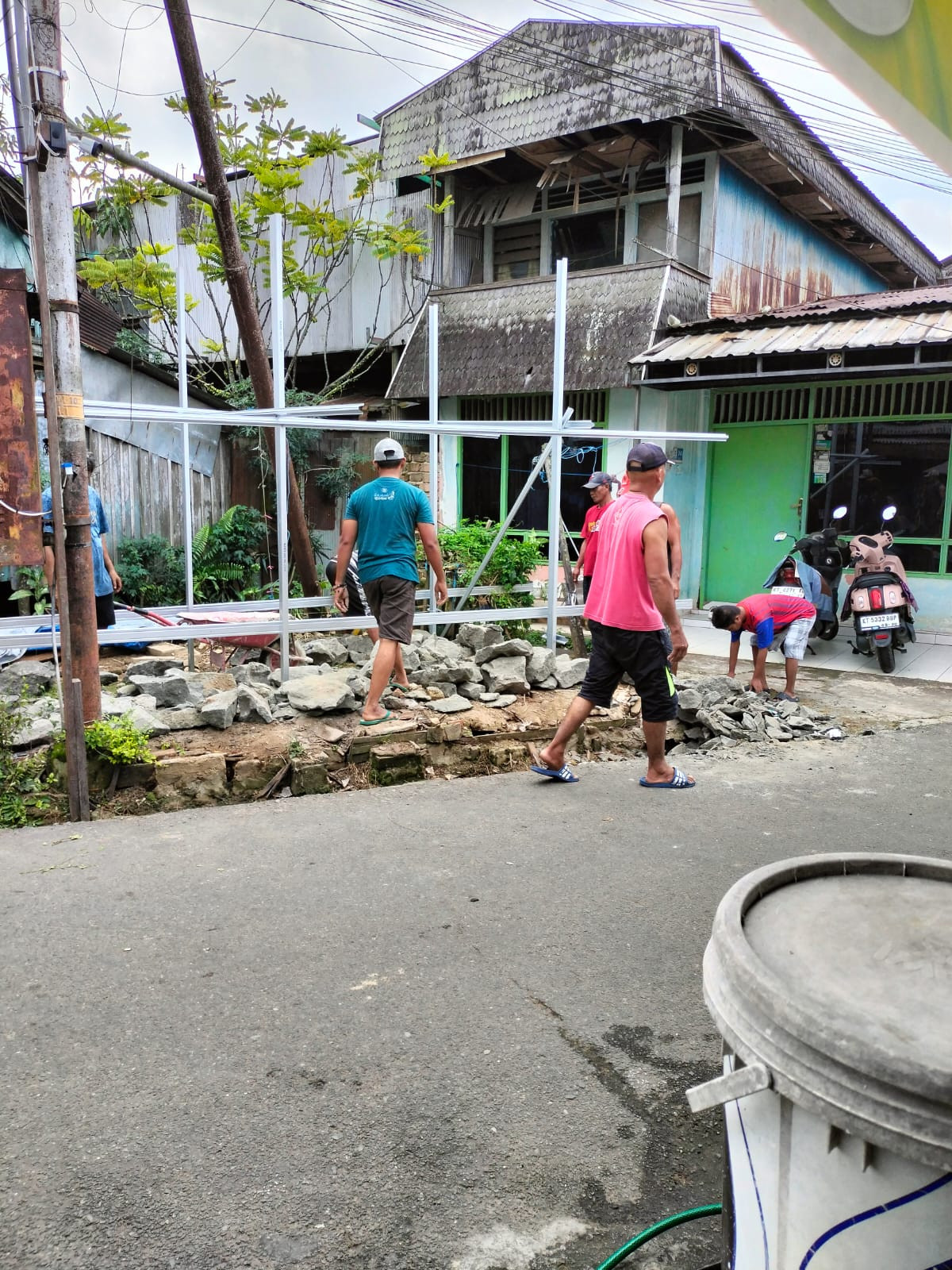 Gotong royong pembuatan tempat tenda langgar Al amin