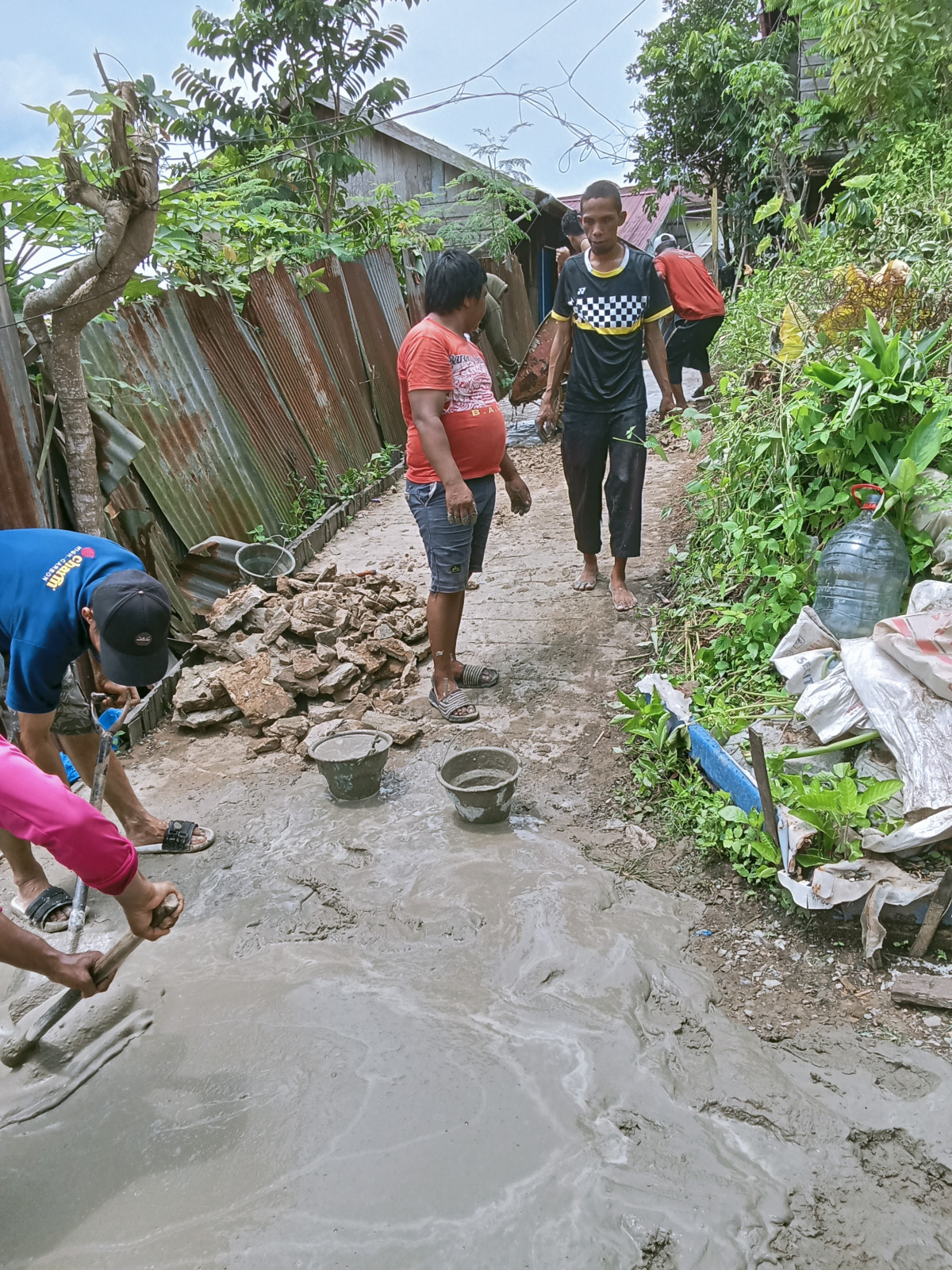 Gotong royong pengecoran jalan di wilayah RT.18 hari minggu tgl. 12-10-2025